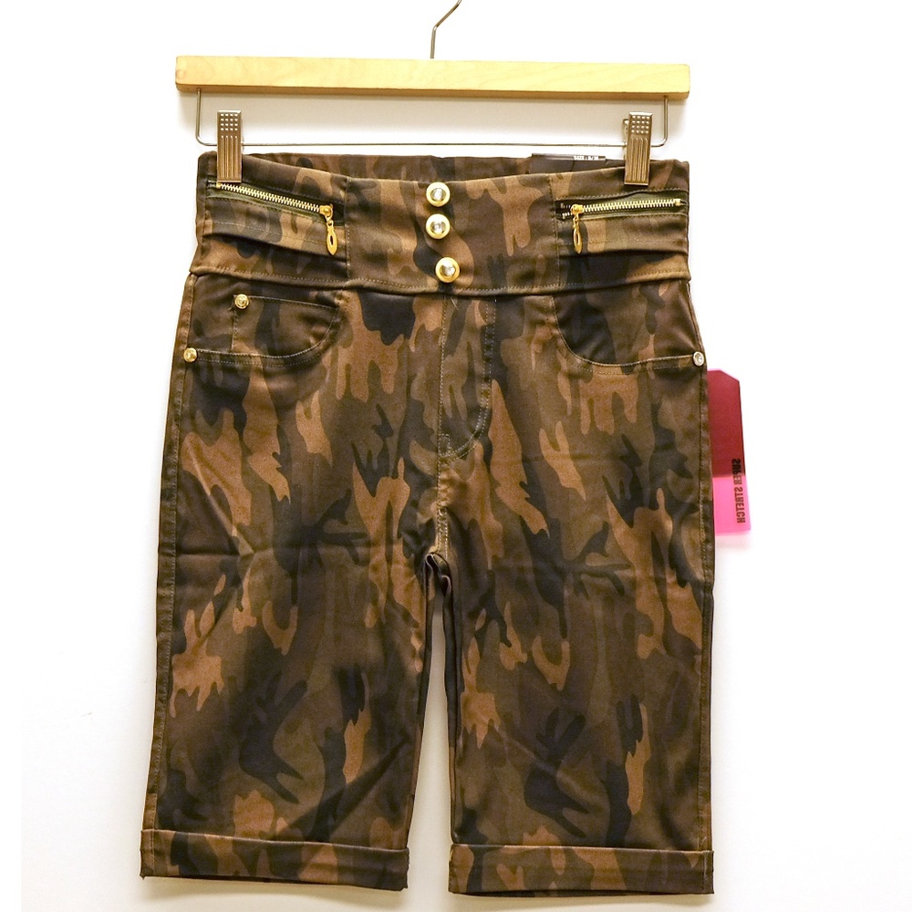Thrill Camo Shorts Size Small NWT